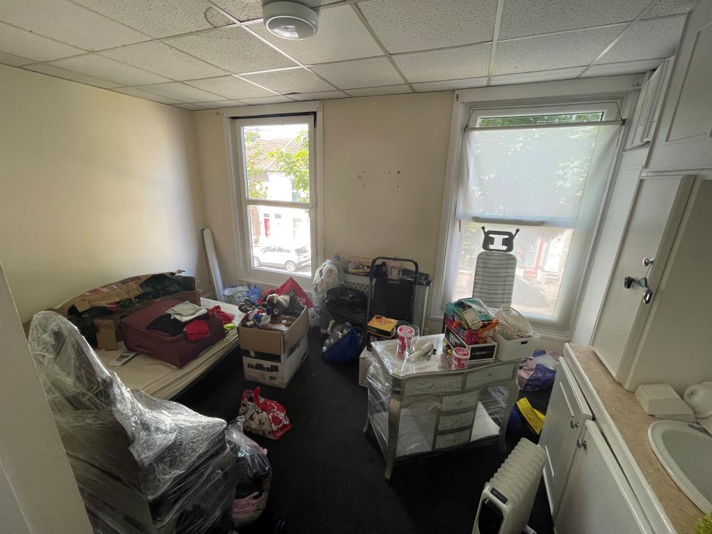 Lot: 157 - RESIDENTIAL INVESTMENT WITH POTENTIAL FOR ADDITIONAL LETTING ROOMS - Bedroom with hand basin
